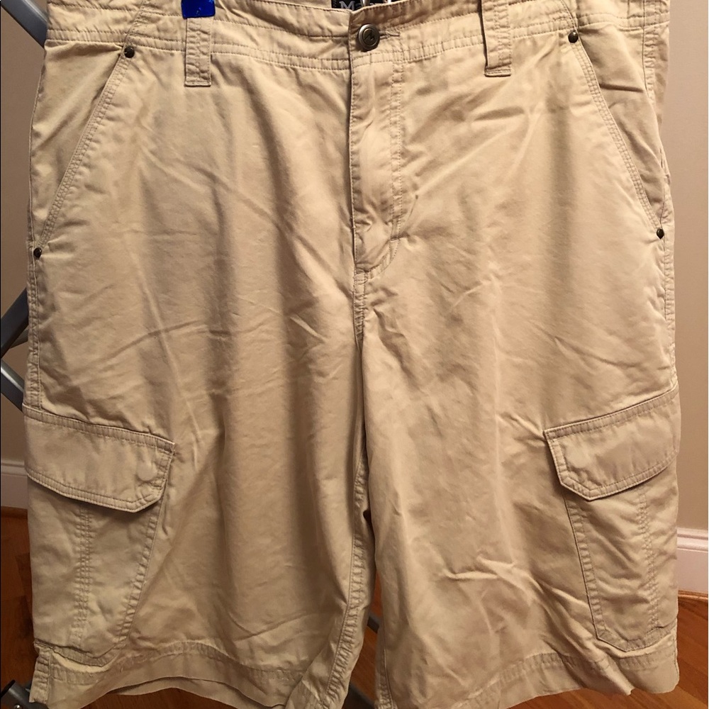 Men’s khaki shorts